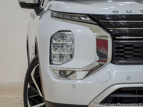 Used 2023 Mitsubishi Outlander SE FWD image 6