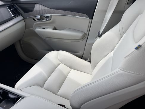 Certified 2024 Volvo XC90 T8 Plus AWD/4WD image 16
