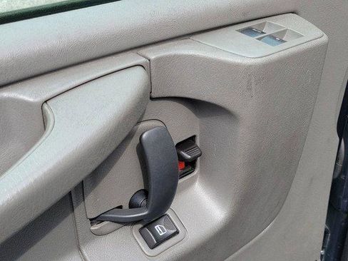 Used 2015 Chevrolet Express 2500 RWD image 15