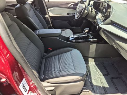 Used 2025 Chevrolet Trax LT w/ LT Convenience Package FWD image 30
