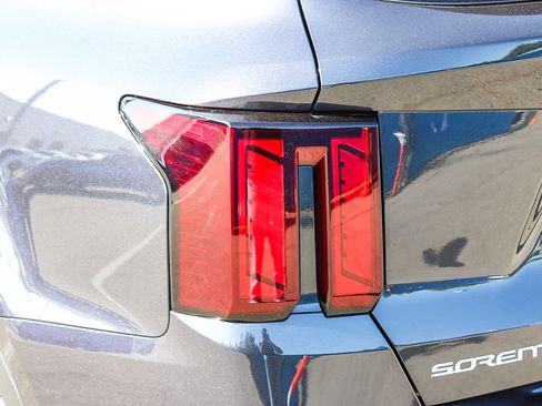 Used 2026 Kia Sorento LX FWD image 9