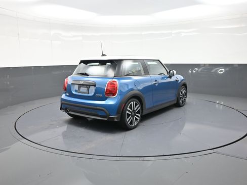 Used 2022 MINI Cooper 2-Door Hardtop image 3
