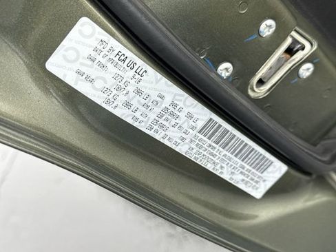 Used 2019 Jeep Cherokee Limited image 32