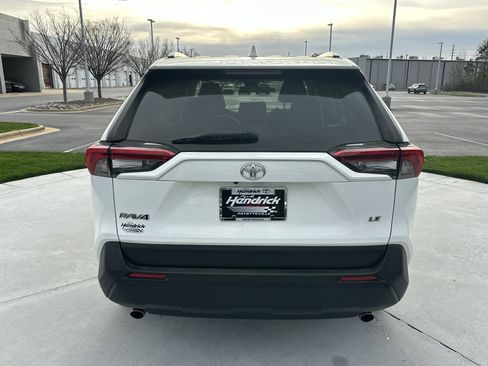 Used 2021 Toyota RAV4 LE image 9