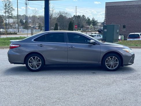 Used 2016 Toyota Camry SE image 3