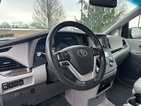 Used 2017 Toyota Sienna XLE image 9