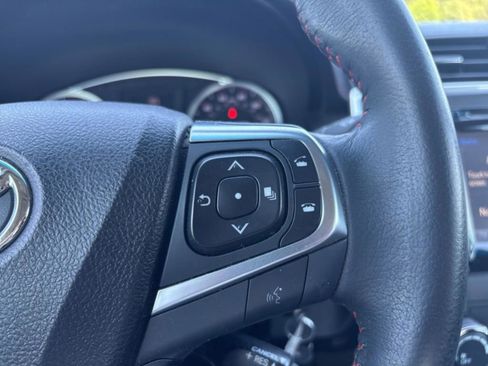 Used 2016 Toyota Camry SE w/ Moonroof Package FWD image 18