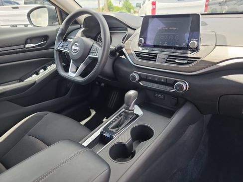 Used 2025 Nissan Altima 2.5 SV FWD image 17