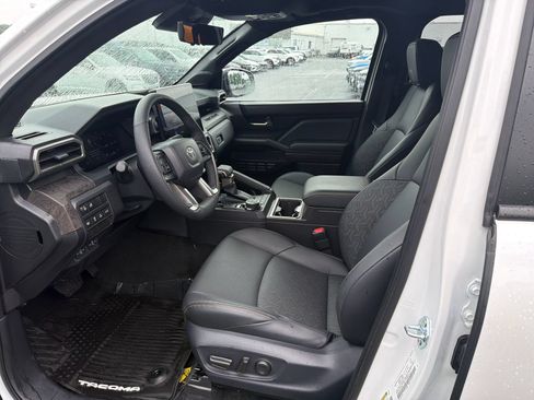 Used 2025 Toyota Tacoma Limited AWD/4WD image 10
