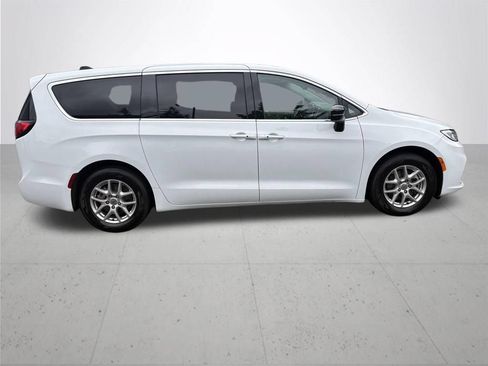 Used 2024 Chrysler Pacifica Touring-L FWD image 5