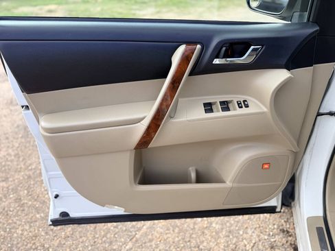 Used 2012 Toyota Highlander Limited w/ Tow Pkg FWD image 32