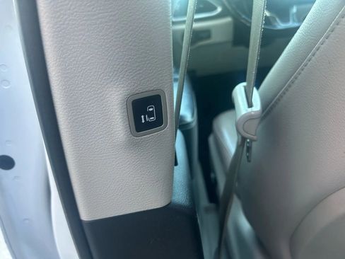 Used 2021 Chrysler Pacifica Touring-L image 21