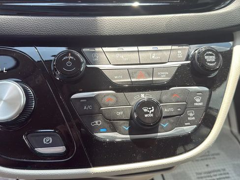 Used 2023 Chrysler Pacifica Touring-L FWD image 20
