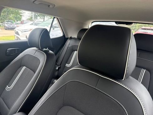Used 2024 Hyundai Venue Limited FWD image 8