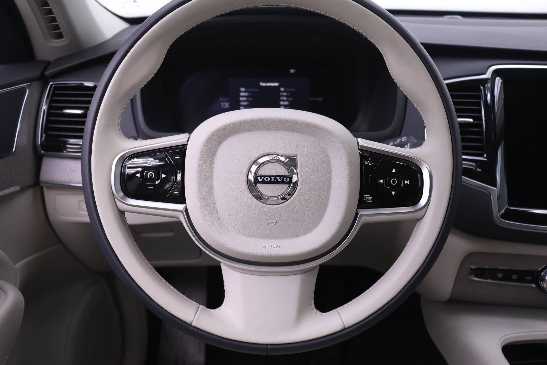 Certified 2025 Volvo XC90 T8 Plus w/ Protection Package Premier AWD/4WD image 17