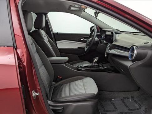 Used 2025 Chevrolet Trax LT w/ LT Convenience Package image 21