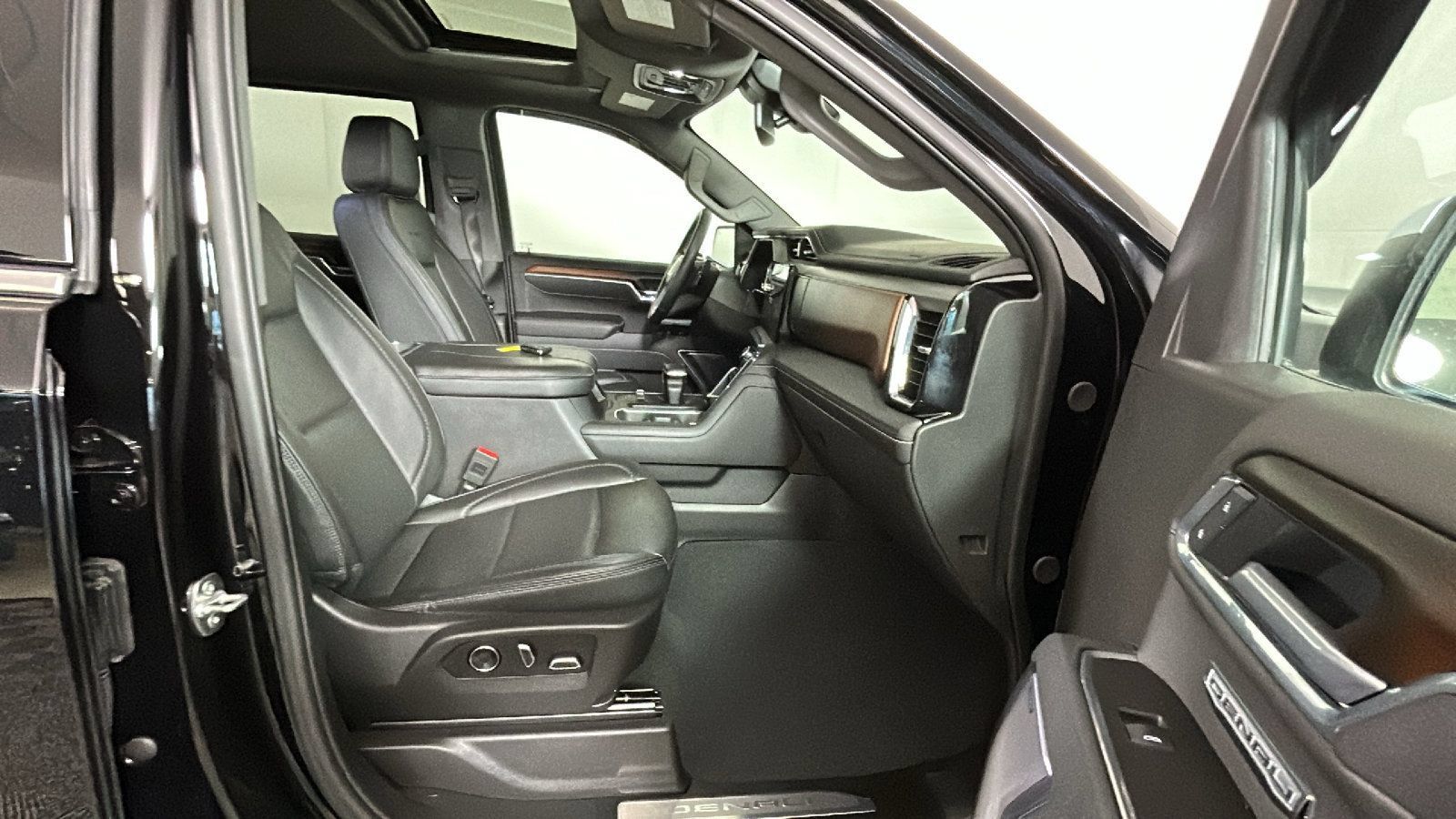 Used 2025 GMC Sierra 1500 Denali AWD/4WD image 35