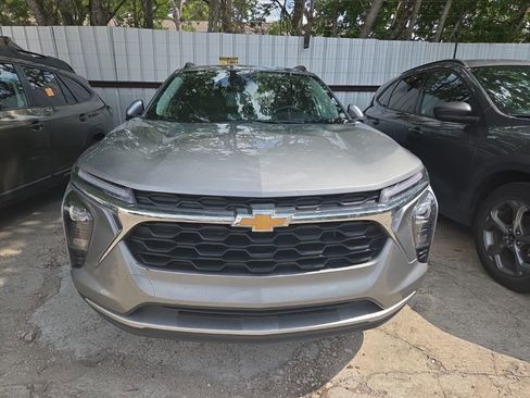 Used 2025 Chevrolet Trax LT w/ LT Convenience Package FWD image 2