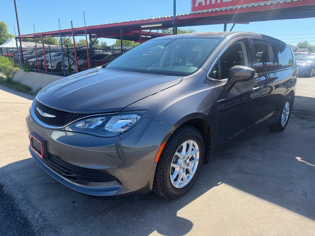 Used 2018 Chrysler Pacifica Touring FWD image 1