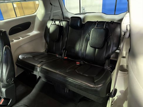 Used 2023 Chrysler Pacifica Touring-L FWD image 31