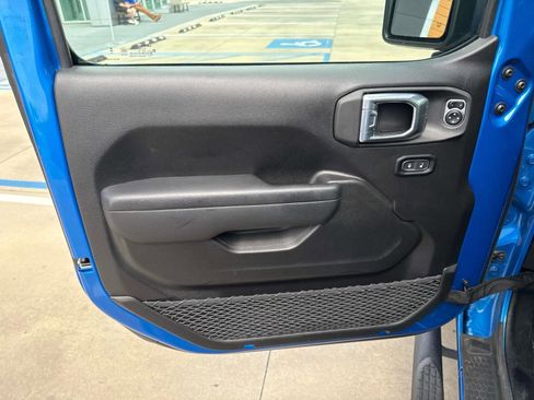 Used 2025 Jeep Gladiator Sport image 18