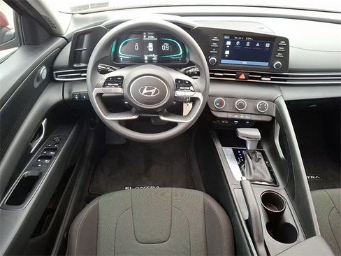Certified 2025 Hyundai Elantra SE image 11