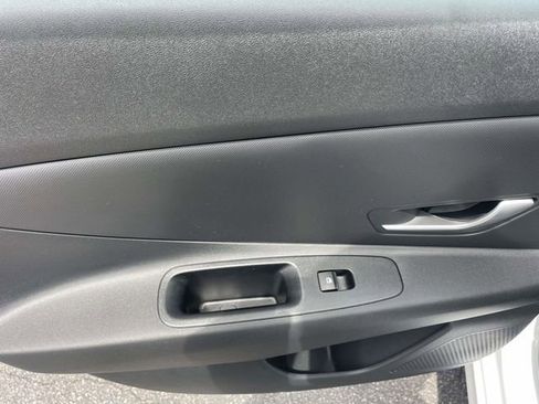 Used 2024 Hyundai Elantra SE FWD image 11