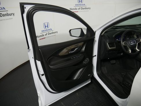 Used 2022 GMC Terrain Denali w/ Denali Premium Package image 10