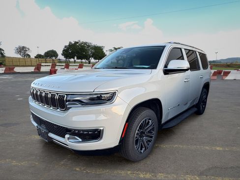 Used 2022 Jeep Wagoneer Series III AWD/4WD image 5
