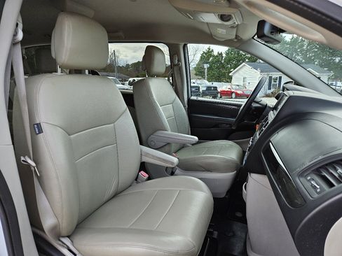 Used 2018 Dodge Grand Caravan SE image 36