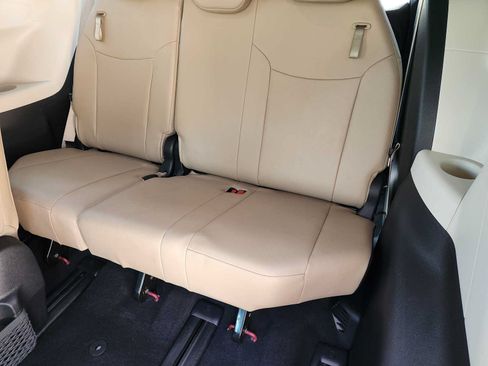 Used 2021 Toyota Sienna Limited FWD image 32