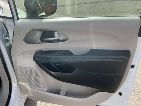 Used 2023 Chrysler Pacifica Touring-L FWD image 12
