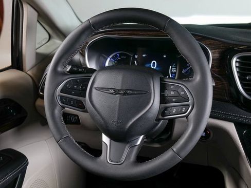Used 2023 Chrysler Pacifica Limited FWD image 15