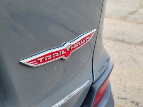 Used 2019 Jeep Cherokee Trailhawk image 27