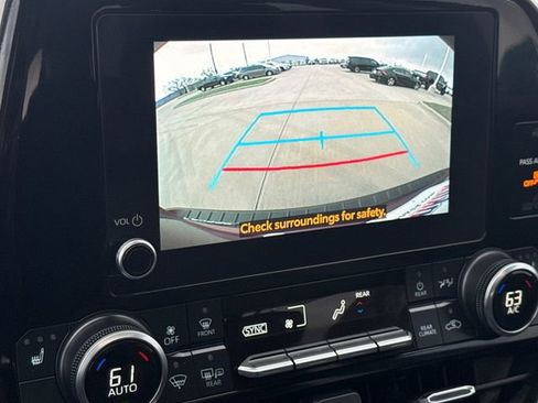 Used 2023 Toyota Highlander XLE image 28