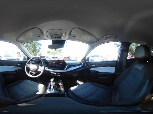 Used 2025 Chevrolet Trax LT FWD image 42