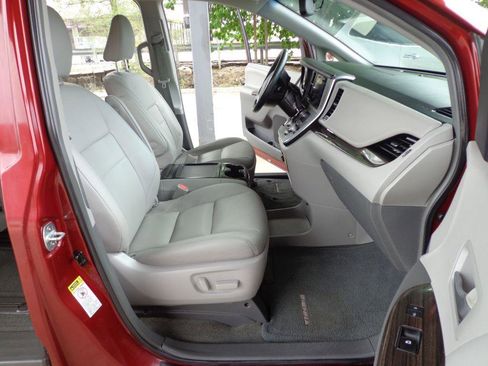 Used 2015 Toyota Sienna XLE w/ XLE Navigation Package FWD image 15