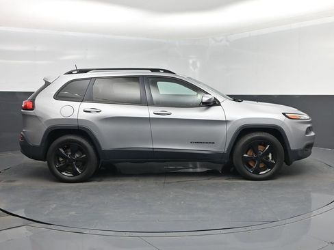 Used 2016 Jeep Cherokee Latitude AWD/4WD image 2