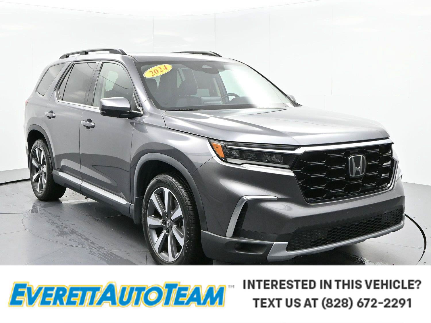 Used 2024 Honda Pilot Touring image 1