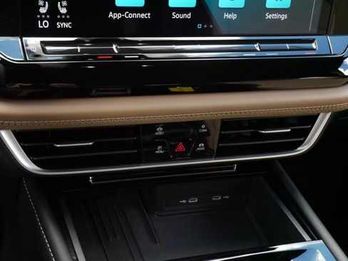Certified 2025 Volkswagen Atlas Cross Sport SE AWD/4WD image 23