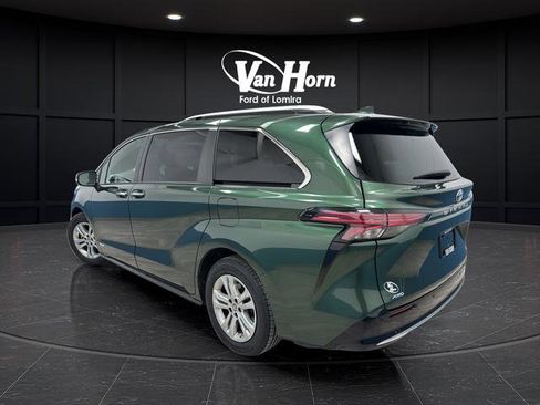 Used 2021 Toyota Sienna Platinum image 5