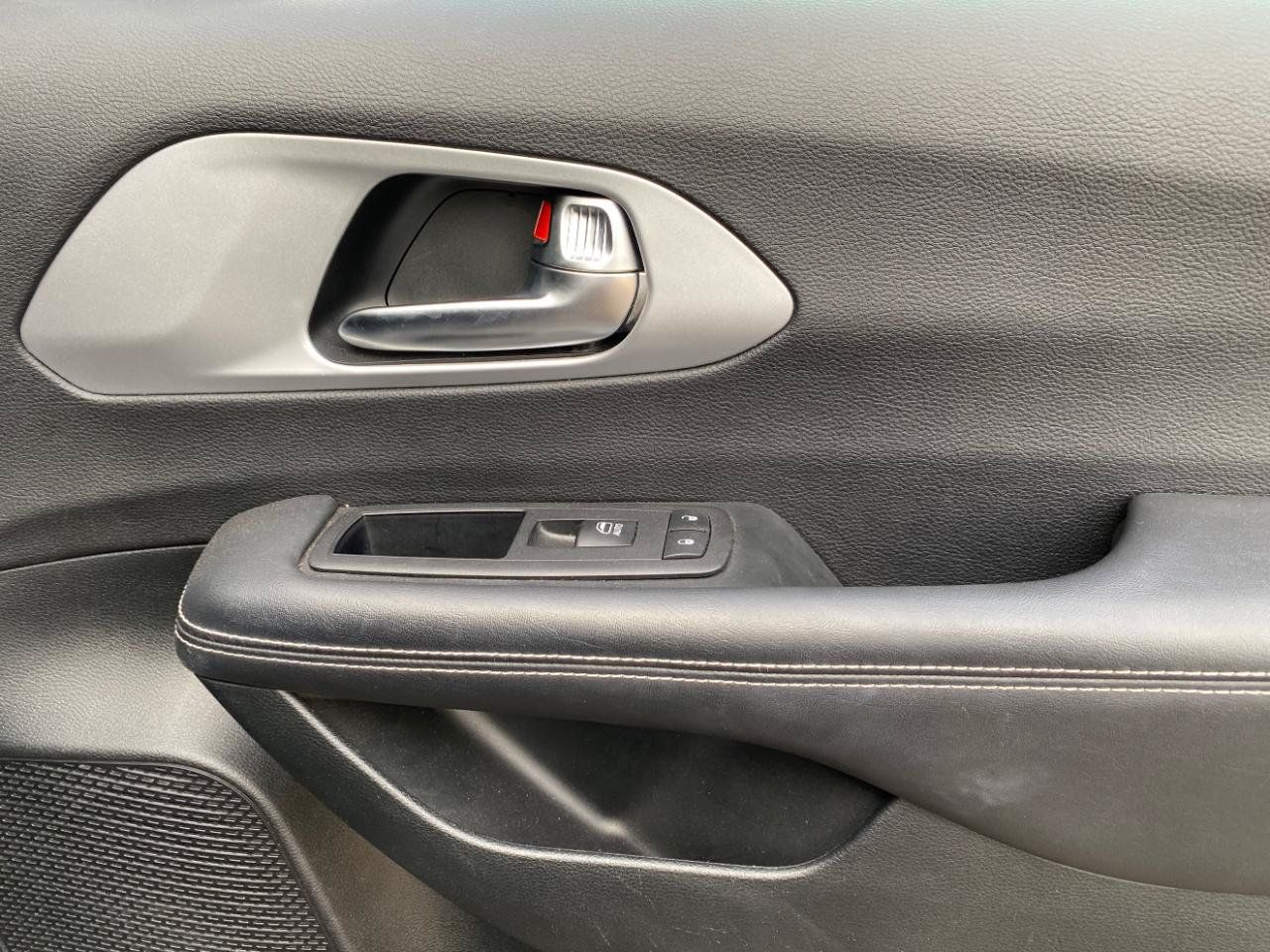 Used 2025 Chrysler Pacifica Limited FWD image 49