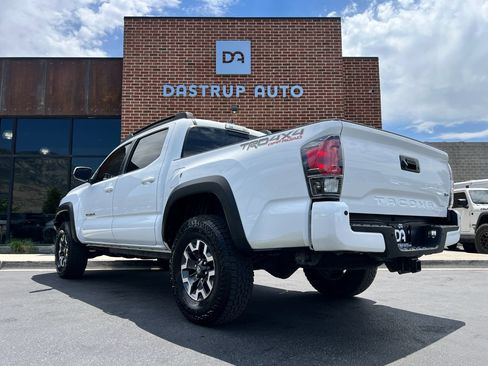 Used 2017 Toyota Tacoma TRD Off-Road AWD/4WD image 4