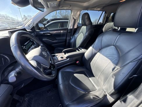 Used 2021 Toyota Highlander Limited image 3