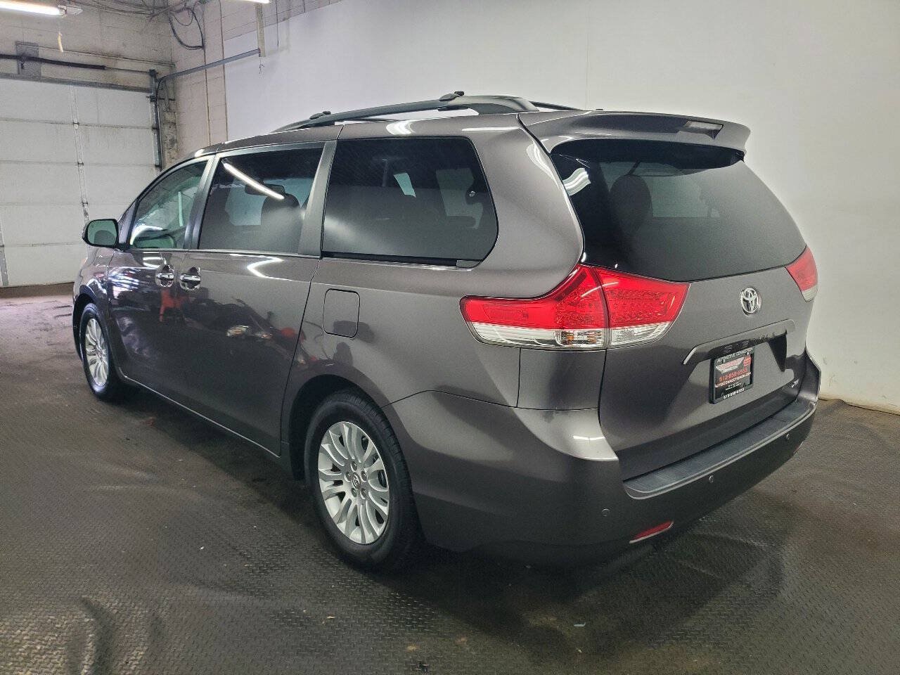 Used 2013 Toyota Sienna XLE w/ Entertainment Pkg FWD image 5
