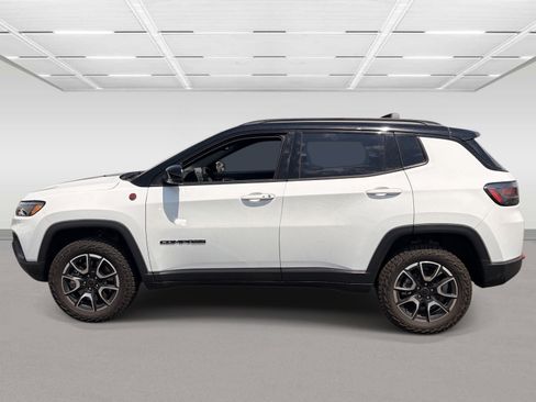 Used 2025 Jeep Compass Trailhawk w/ Trailhawk Elite Group AWD/4WD image 2