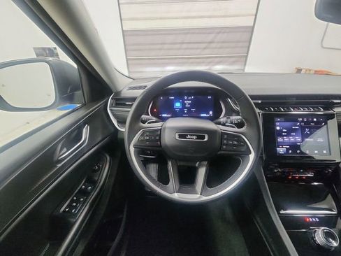 Used 2023 Jeep Grand Cherokee L Laredo image 13