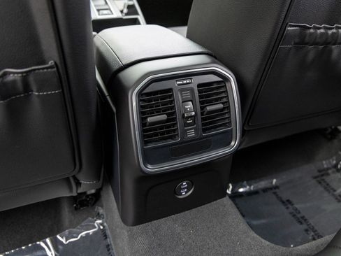 Certified 2025 Porsche Macan image 37