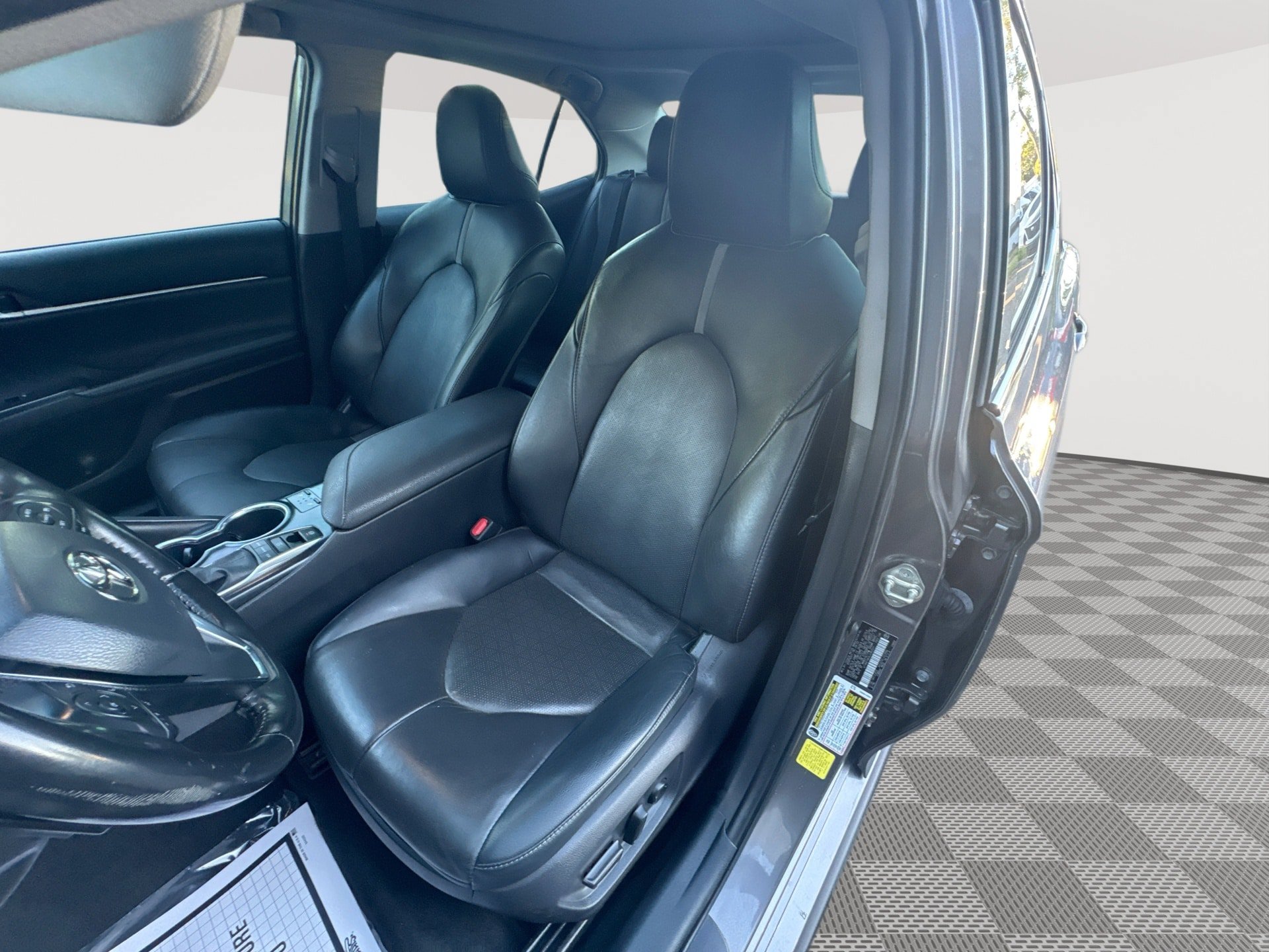 Used 2020 Toyota Camry XSE FWD image 13