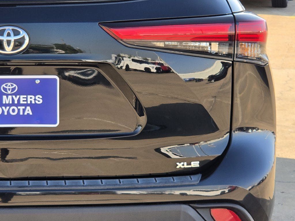 Used 2023 Toyota Highlander XLE FWD image 9